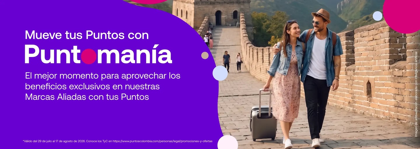 Pareja joven viajando con maleta sobre la Gran Muralla China mientras disfruta su experiencia turística, acompañado de un mensaje promocional de Puntos Colombia sobre redención de Puntos en marcas aliadas.